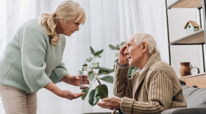 Quais comportamentos devem ser evitados com uma pessoa com doença de Alzheimer?