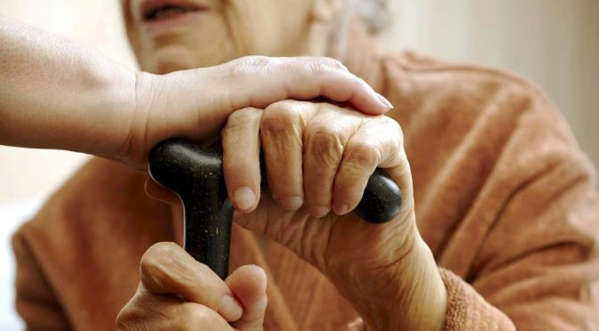 Como aumentar a segurança da casa contra quedas de idosos
