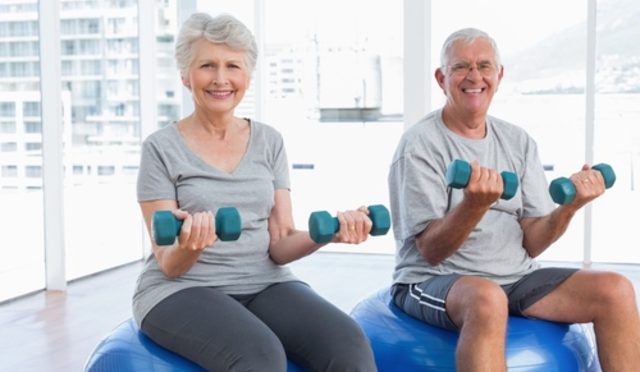 5 exercícios para idosos fazerem em casa.