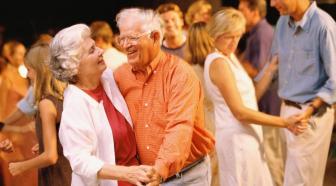 Reinventar-se depois dos 60: idosos se dedicam a hobbies, dança e esportes