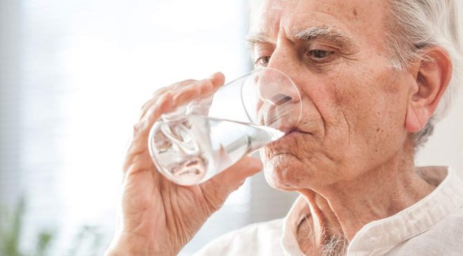 Saiba como manter a hidratação do corpo na velhice