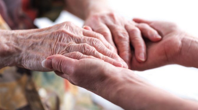 Mal de Parkinson: como o cuidador pode ajudar no tratamento de pessoas