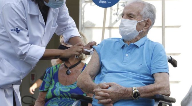 “Vacinação fake” em idosos: reflexões sobre o porquê disso ter acontecido