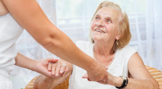 Como demonstrar mais paciência com os idosos?
