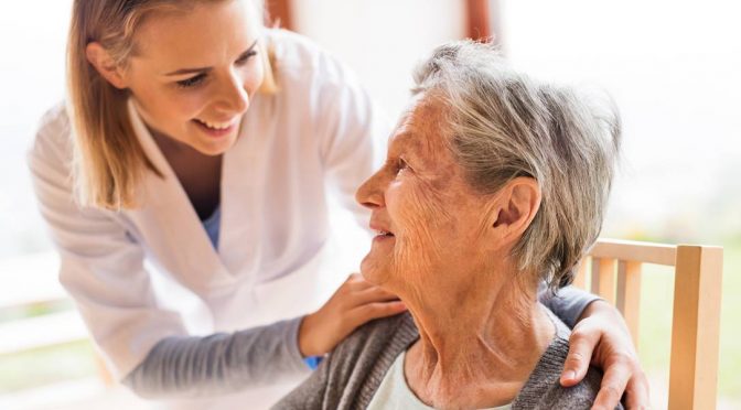Cuidador de idosos e enfermeiro: entenda as diferenças!