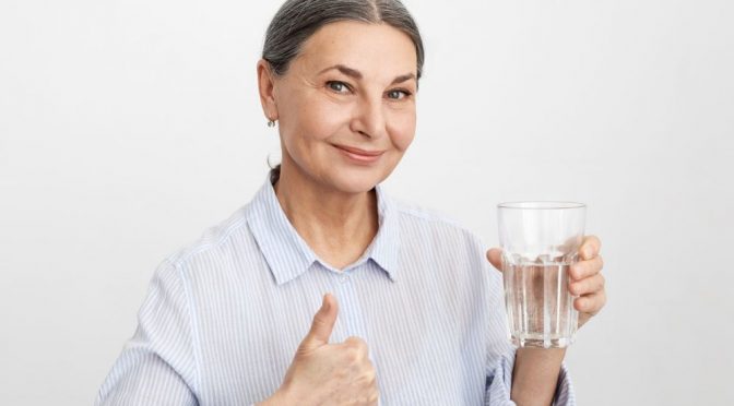 Como incentivar idosos a beberem água?